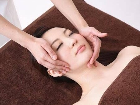 手技と機器を組み合わせたトータルボディケア。リンパマッサージ・骨盤調整・小顔矯正・光フェイシャルで、疲れとむくみをリセット。完全予約制・1日1組だから、プライベートな空間でリラックス。全身コース
